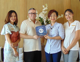 โรงแรมเคป นิทรา  หัวหิน รับรางวัล 2015 Booking.com Award