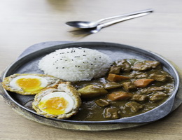 ข้าวหน้าแกงกะหรี่หมูทอดสอดไส้ไข่ยางมะตูม ที่คาเฟ่ แคนทารี บางแสน, ปราจีนบุรี และระยอง